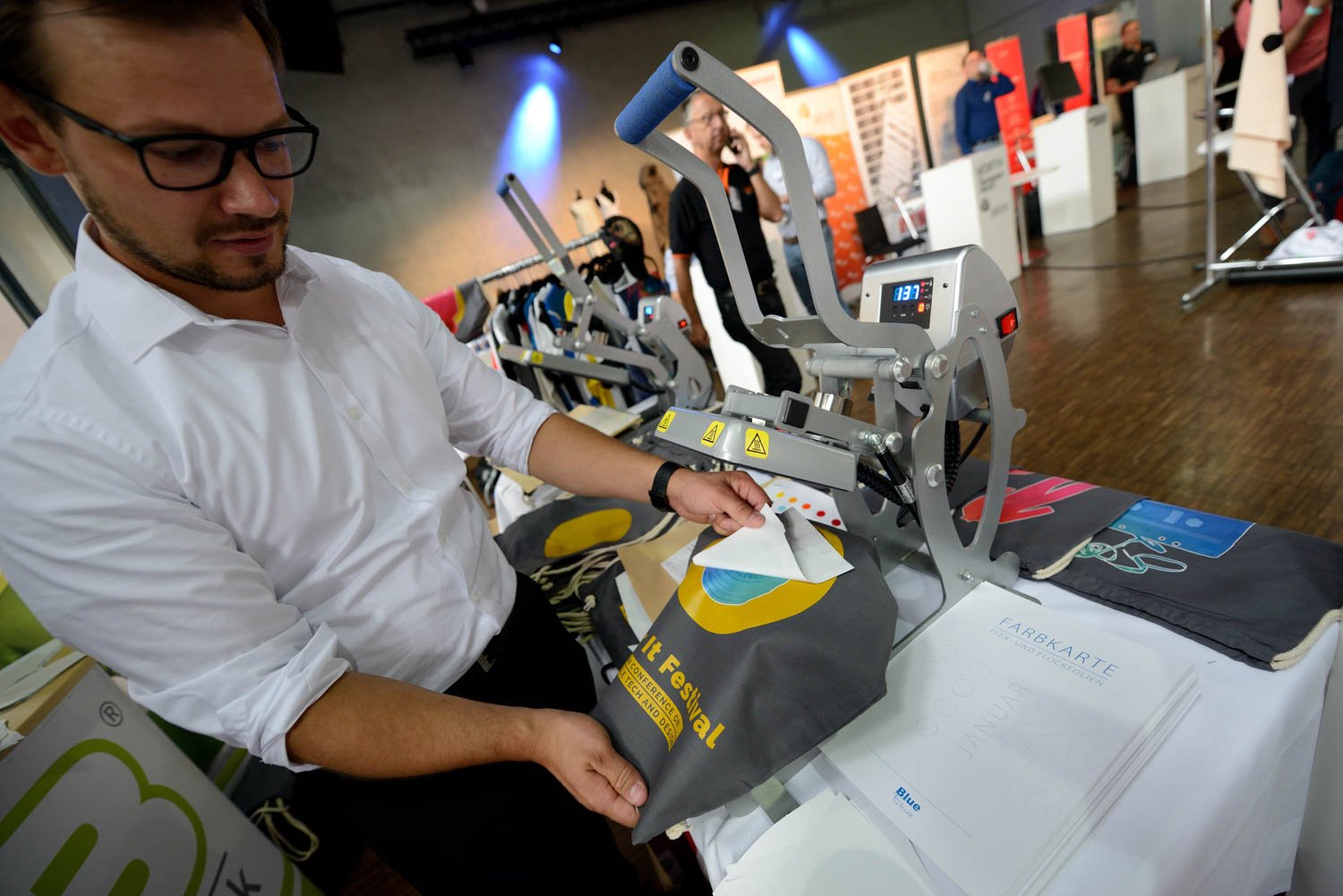 Rico Weigland (IVB Transferdruck)  demoing the DIY conference bags // Exhibition Hall at the Wear It Festival - The Conference on Wearables, fashion tech, smart clothing and consumer innovation on 19-20 June 2018 at the Kulturbrauerei Berlin - (c) Wear It Berlin / Michael Wittig, Berlin